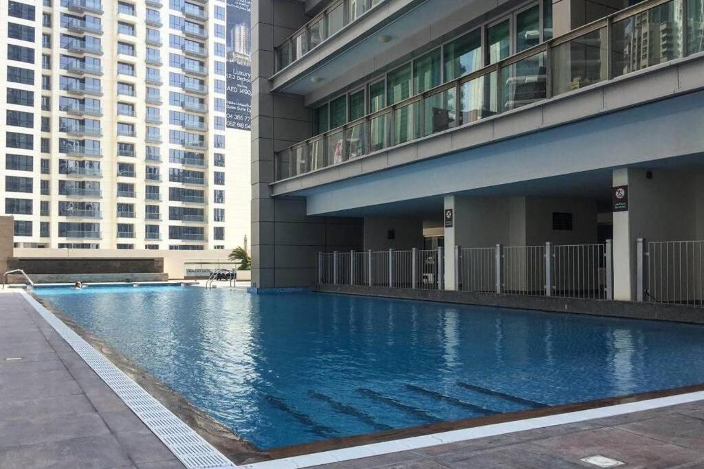 Downtown Cozy Home + Partitioned Living Room Dubai Ngoại thất bức ảnh